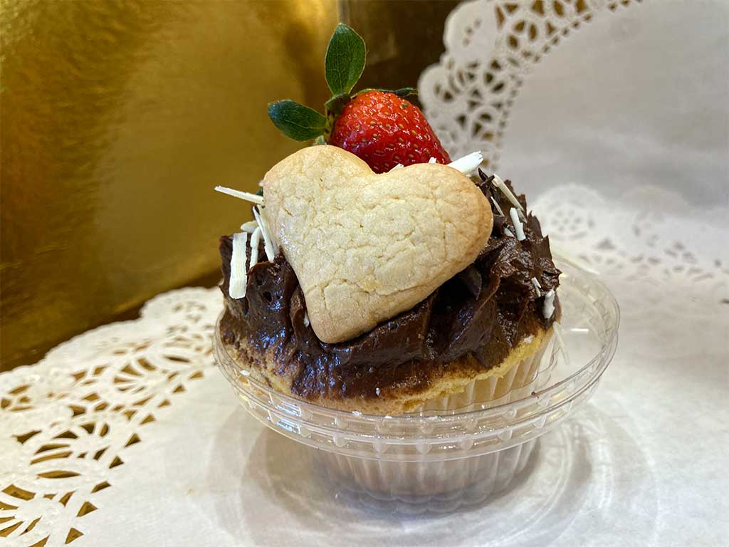 Vanilla Cake Chocolate Buttercream Cupcake - dessertsbygerard.com