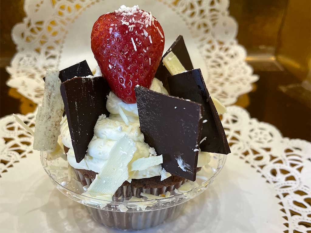Chocolate Cupcake with Vanilla Buttercream - dessertsbygerard.com